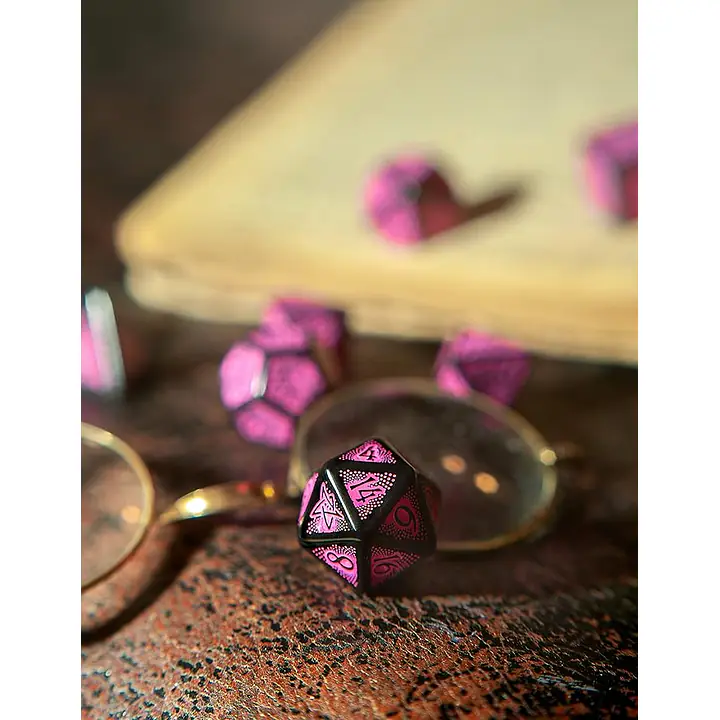 CALL OF CTHULHU – BLACK & MAGENTA DICE SET - Master